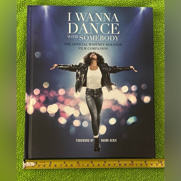 I WANNA DANCE WITH SOMEBODY:THE OFFICIAL WHITNEY HOUSTON FILM COMPANION BOOK. - Picture 4 of 5